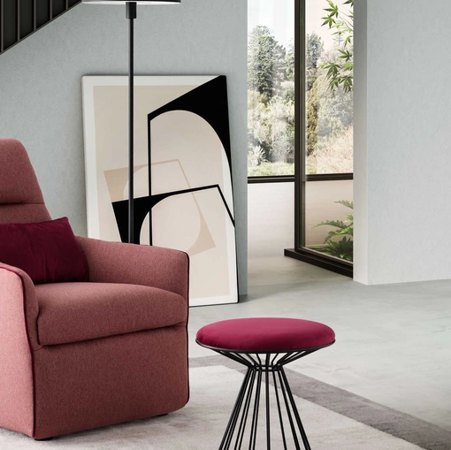 Pouf Liliane in tessuto imbottito con struttura in metallo di Le Comfort