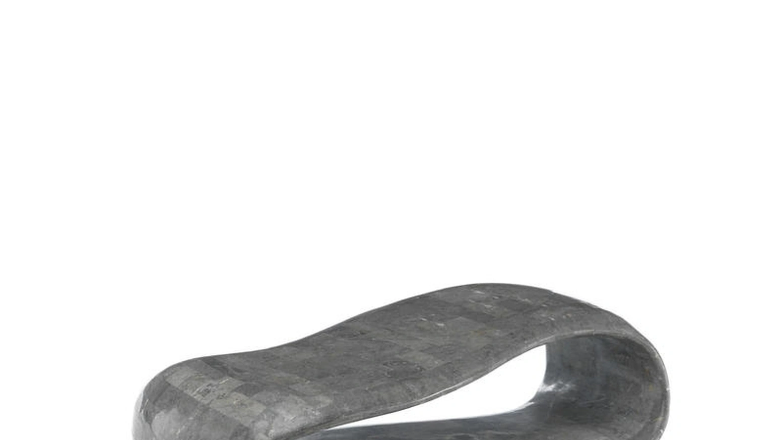 Tavolino sinuoso in compensato marino ricoperto da tasselli di pietra fossile Scarf di Stones