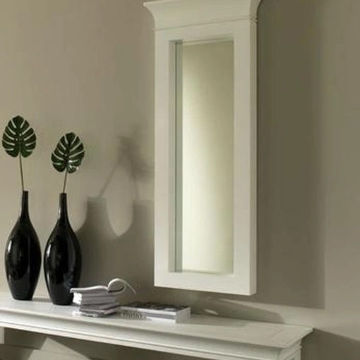 Specchio con capitello con cornice in legno laccato bianco di Stones