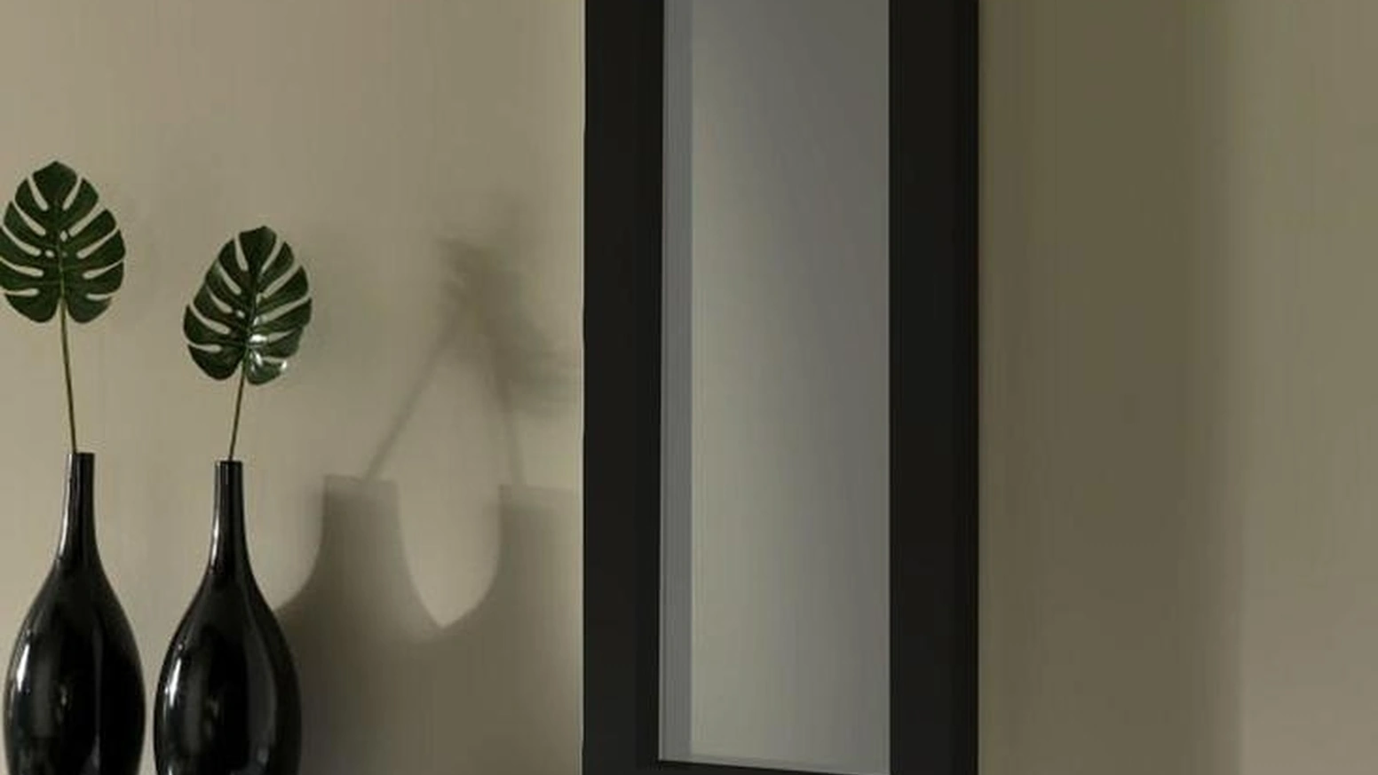 Specchio con capitello con cornice in legno di Stones