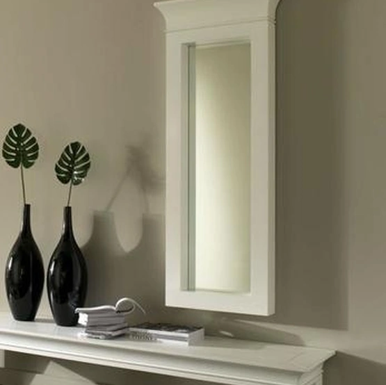 Specchio con capitello con cornice in legno laccato bianco di Stones