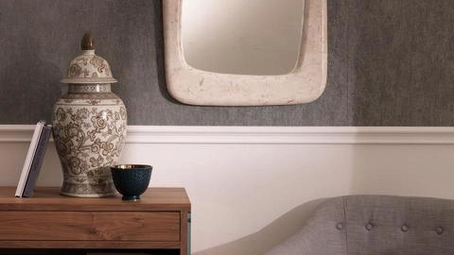 Specchio Smooth con rivestimento della cornice in tessere di pietra fossile di Stones