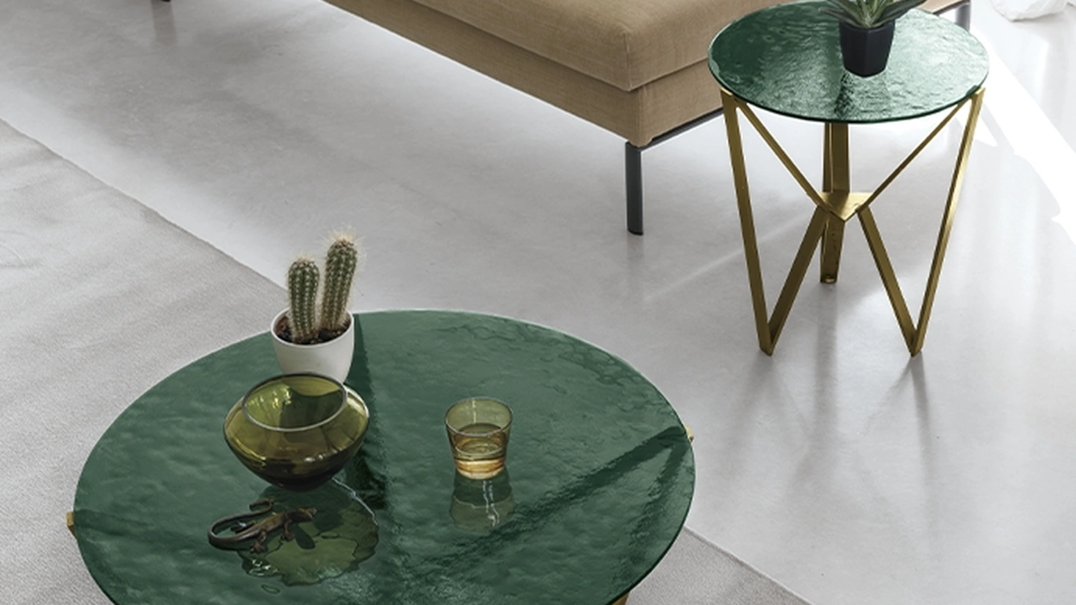 Tavolino rotondo Spider con top in vetro ondulato e struttura in metallo verniciato di Target Point