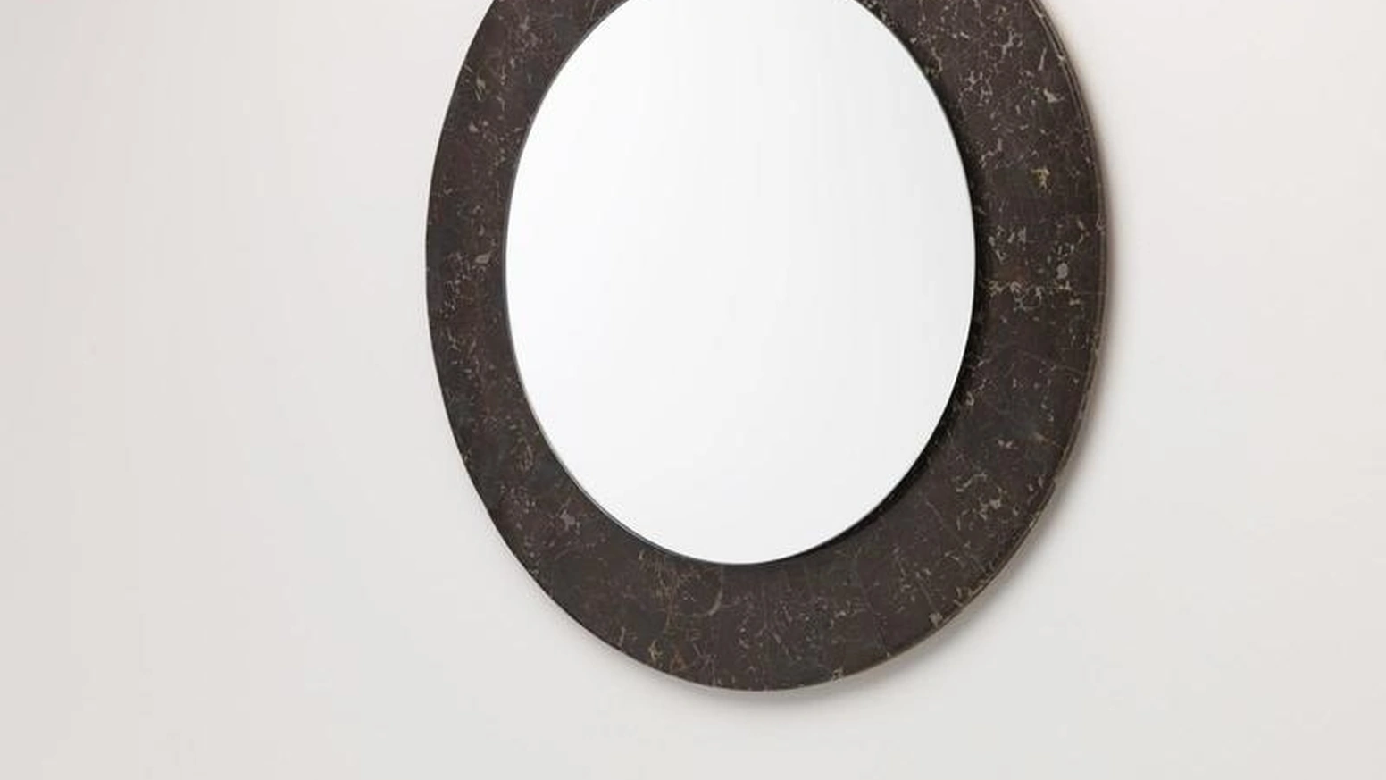 Specchio rotondo Palam con rivestimento della cornice in tessere di pietra fossile di Stones