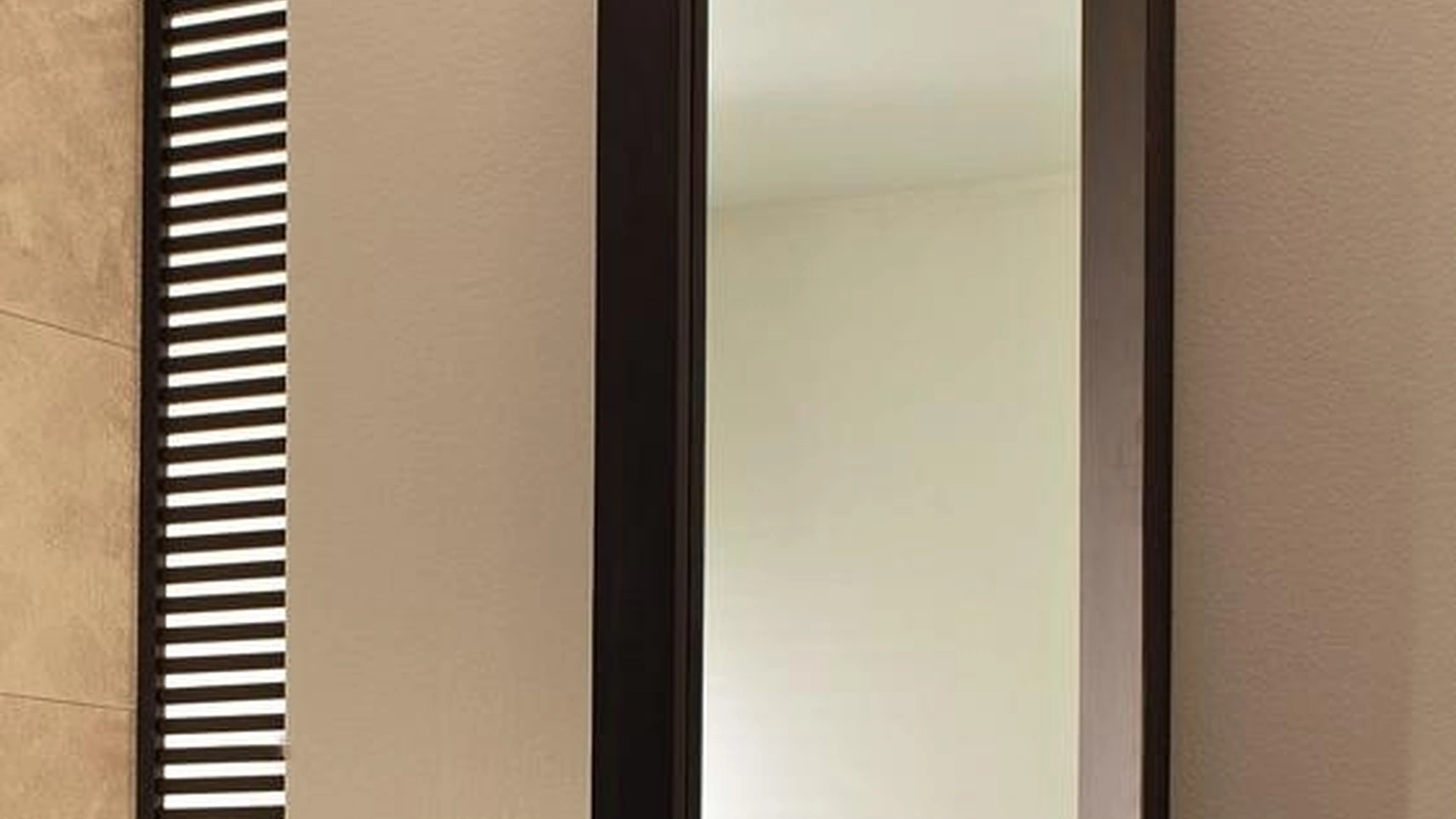 Specchio rettangolare con cornice in legno di Stones