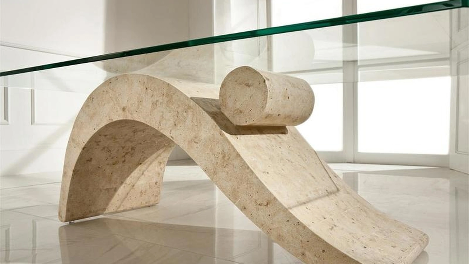 Tavolino in vetro con base in pietra fossile Dove di Stones