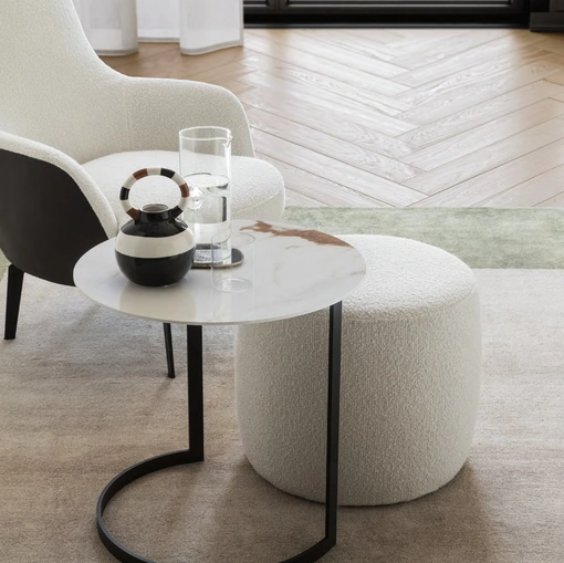 Tavolino Edgar con top in gres Calacatta e base in metallo di Le Comfort