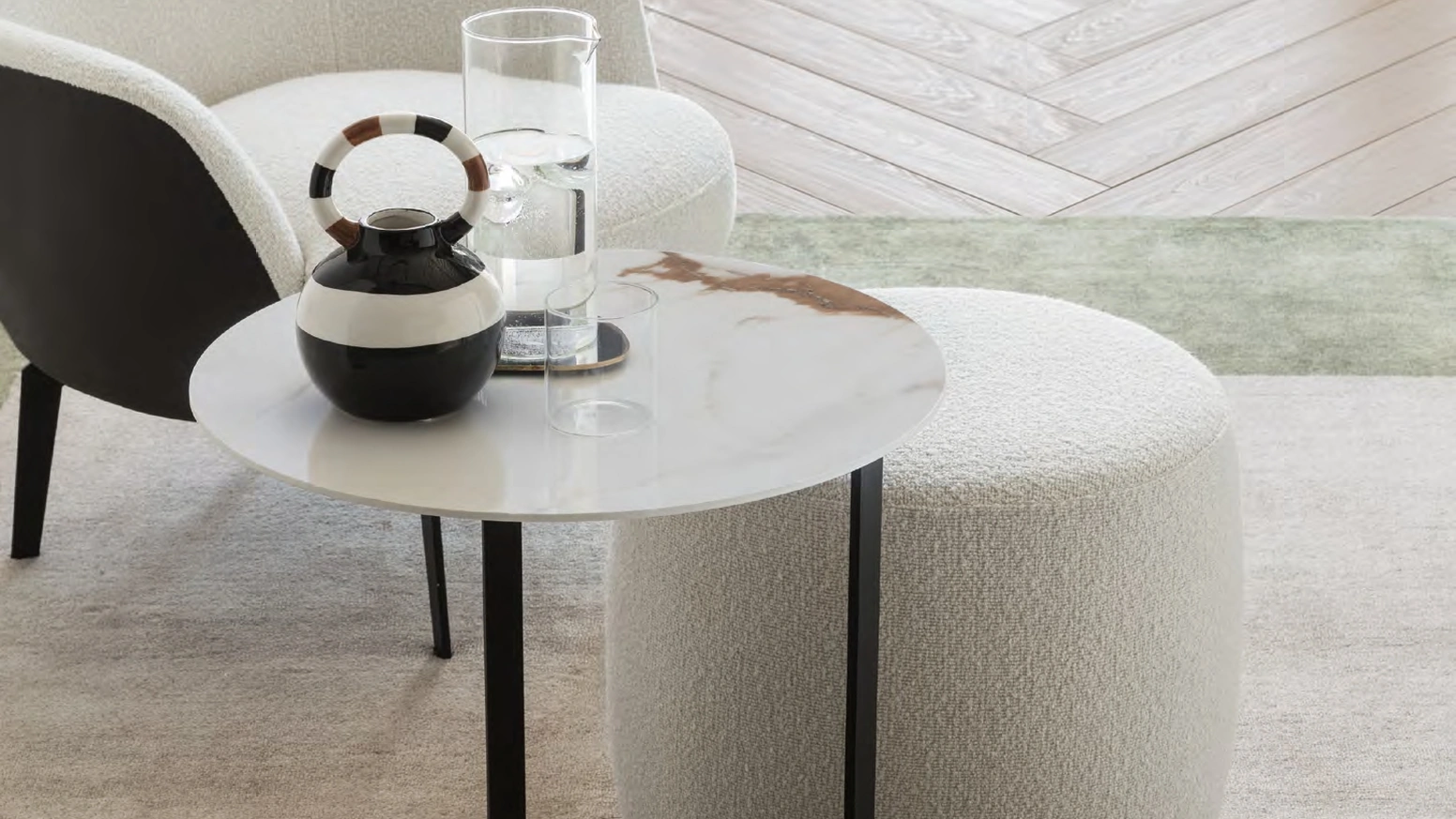 Tavolino Edgar con top in gres Calacatta e base in metallo di Le Comfort