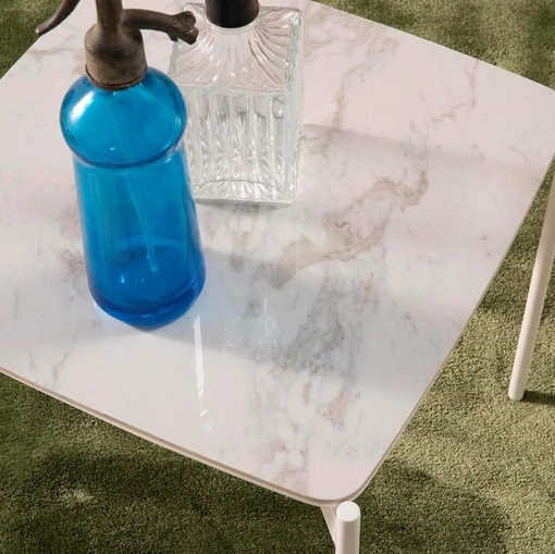 Tavolino Ivy in ceramica con struttura in metallo di Stones