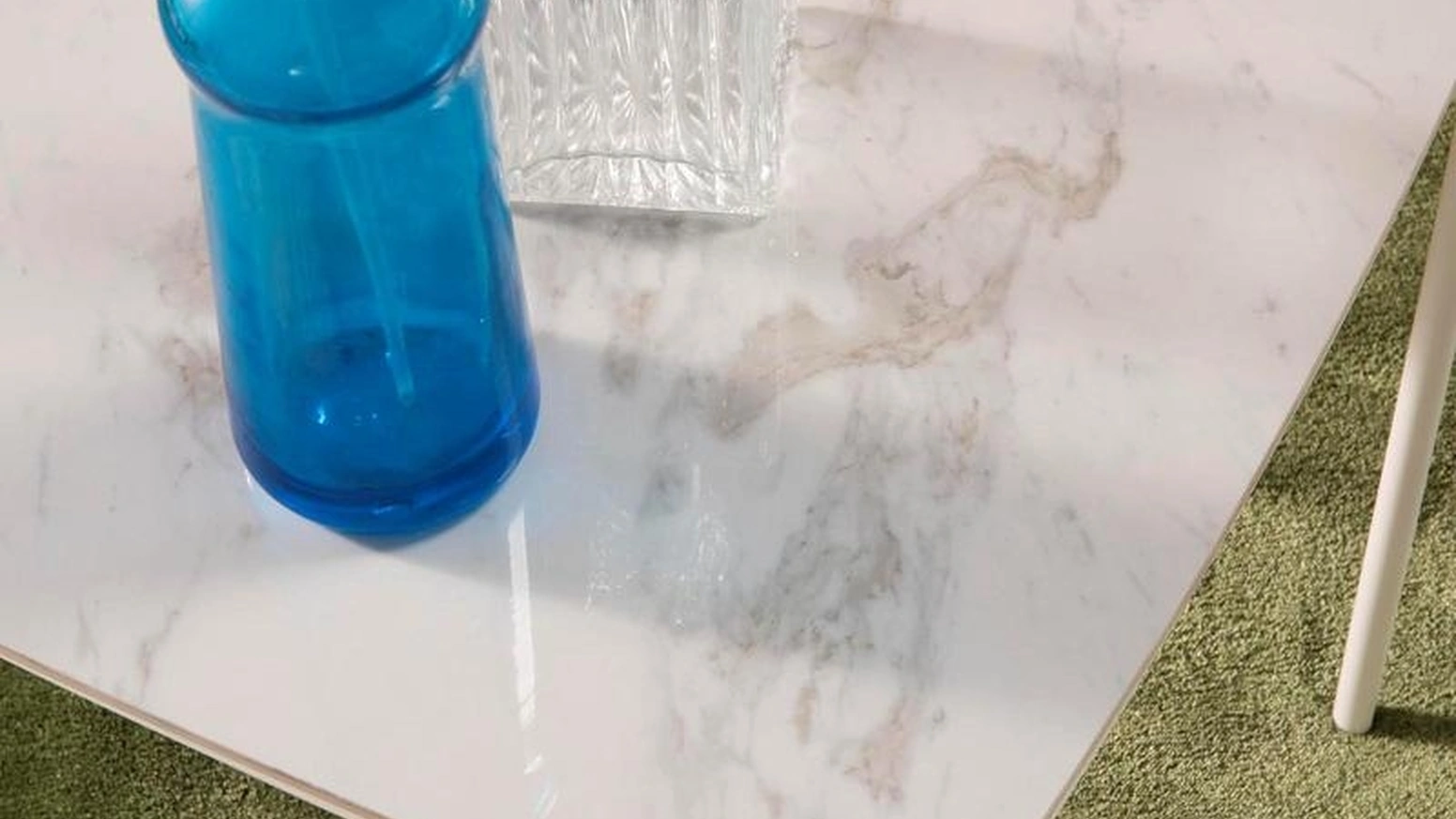 Tavolino Ivy in ceramica con struttura in metallo di Stones