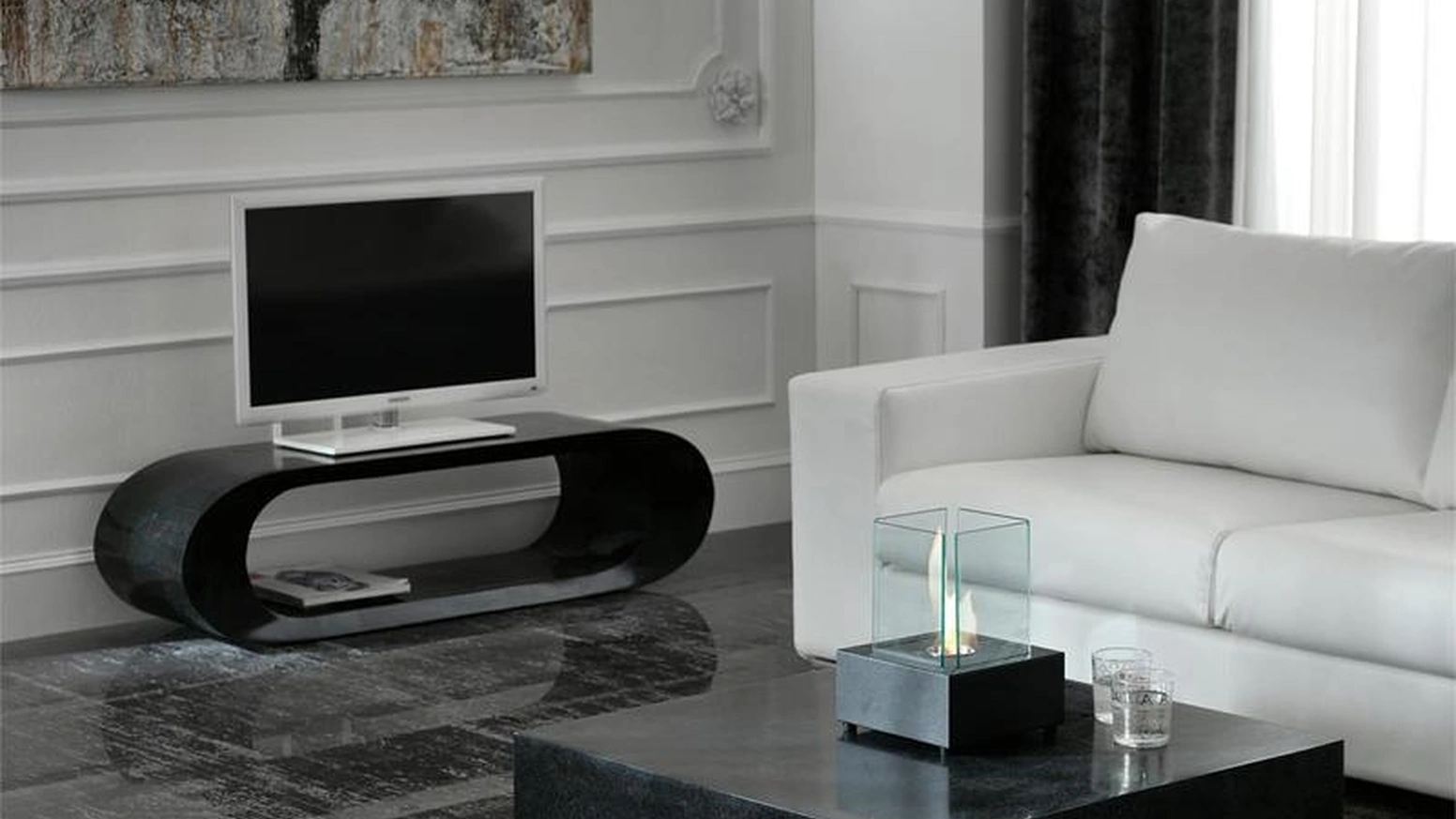 Tavolino Nanay in compensato marino ricoperto da tasselli di pietra fossile di Stones