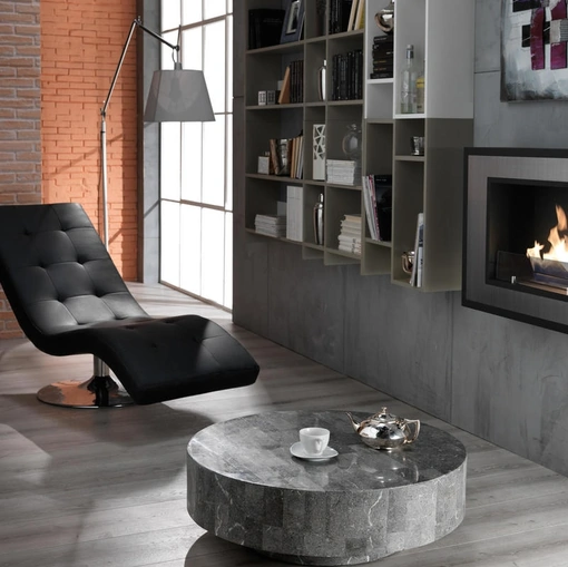 Tavolino rotondo Round 1 in compensato marino ricoperto da tasselli di pietra fossile di Stones