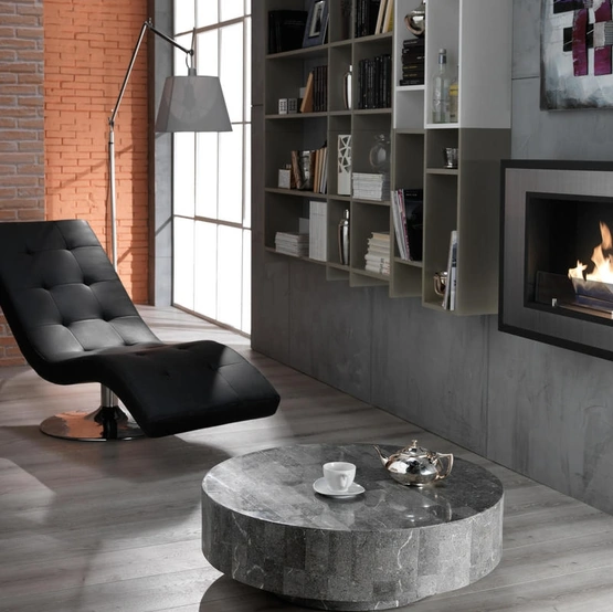 Tavolino rotondo Round 1 in compensato marino ricoperto da tasselli di pietra fossile di Stones