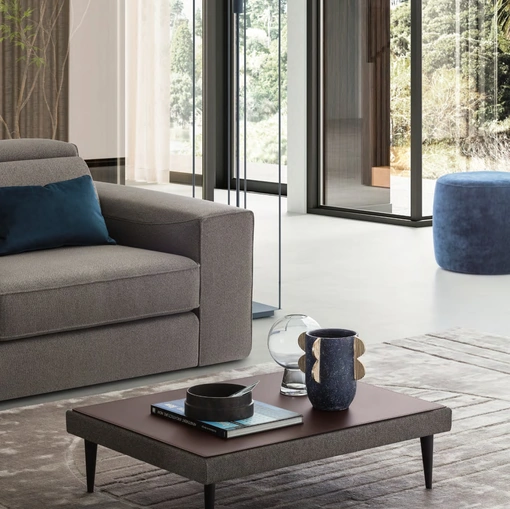 Tavolino rivestito in tessuto con vassoio in cuoio Wiky di Le Comfort