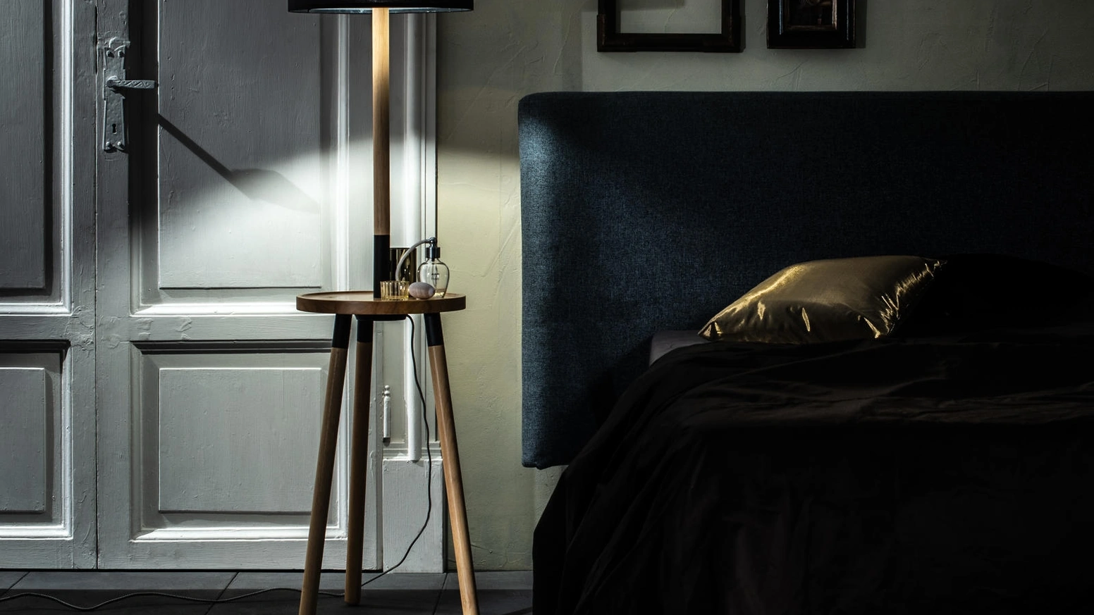 Lampada da terra Acrux in legno di faggio con paralume in tessuto di Stones