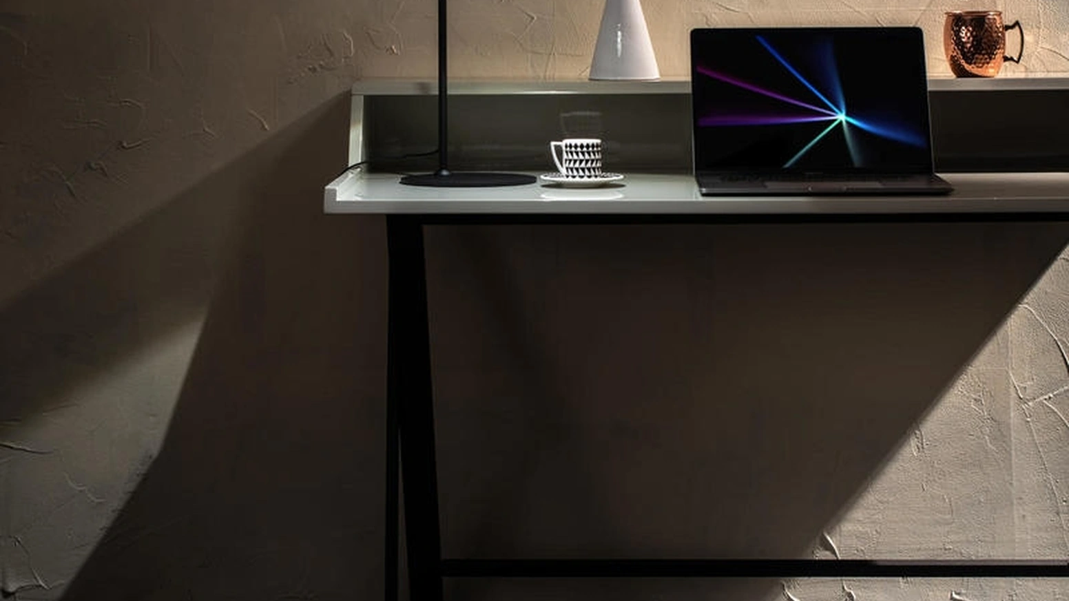 Lampada da tavolo Antares in metallo verniciato di Stones