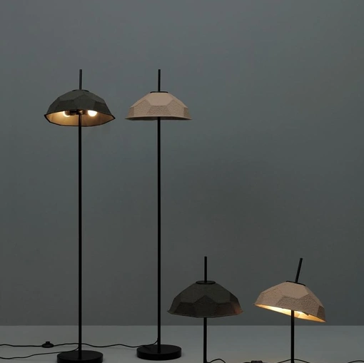 Lampada da terra e da tavolo Egg in cartone riciclato con base in metallo di Stones