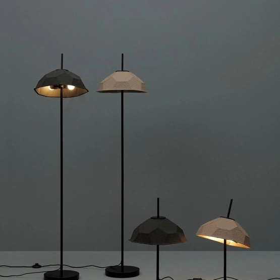 Lampada da terra e da tavolo Egg in cartone riciclato con base in metallo di Stones