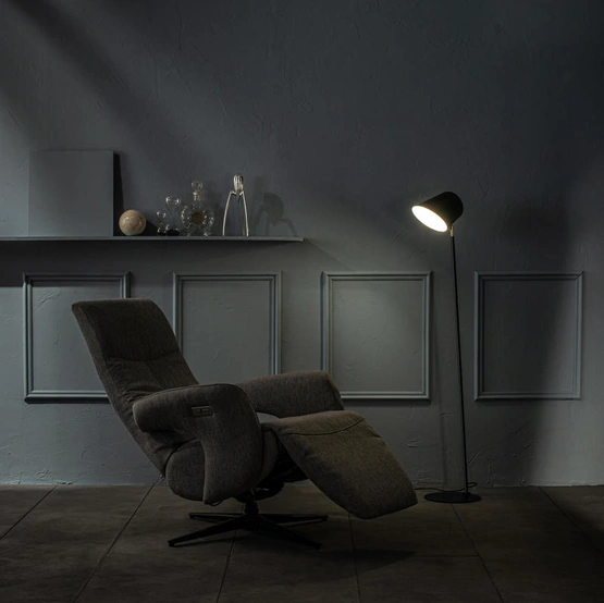 Lampada da terra Electra in metallo verniciato di Stones