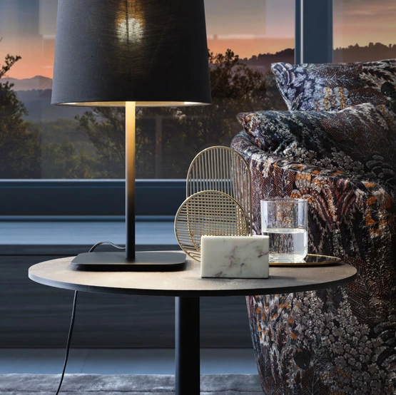 Lampada da tavolo Hygge con paralume in tessuto e base in metallo di Le Comfort