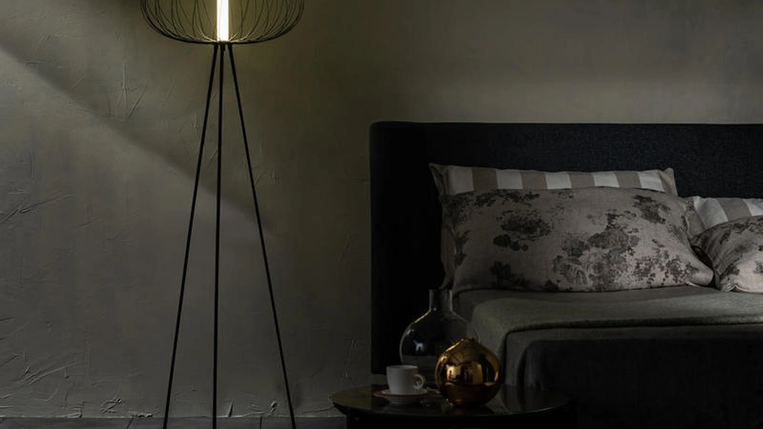 Lampada da terra Mizar in acciaio verniciato Nero di Stones