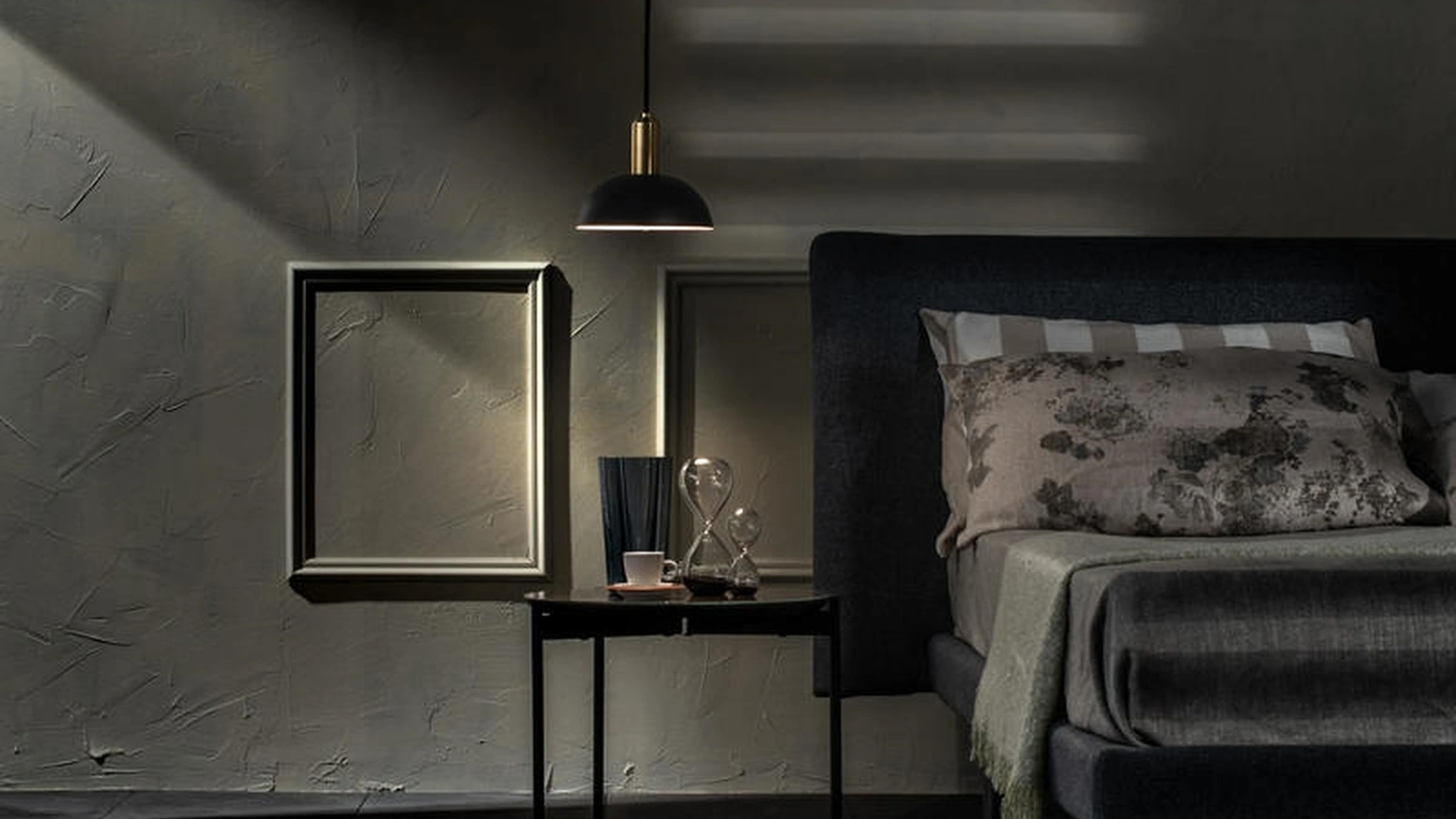 Lampada a sospensione Spica in metallo verniciato con decoro in ottone di Stones