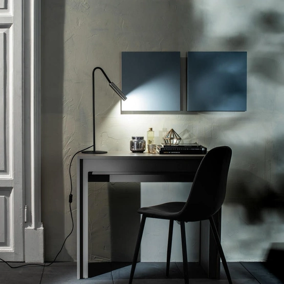 Lampada da tavolo Vega con paralume a tubo in metallo nichelato e struttura in metallo verniciato di Stones