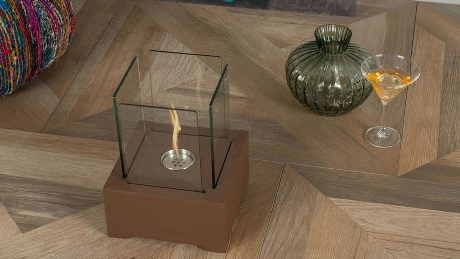 Biocamino da tavolo Alphaville con struttura in magnesia e vetro temperato di Stones