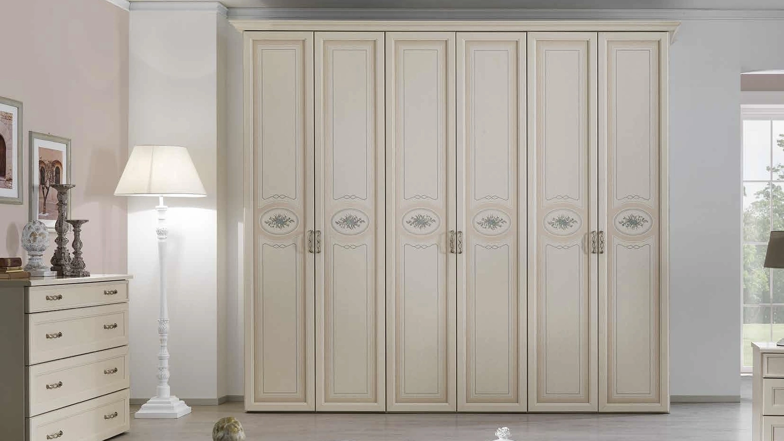 Armadio classico finitura beige patinato con decori floreali Demetra DE11 di MCSMobiliArmadio classico finitura beige patinato con decori floreali Demetra 11 di MCSMobili