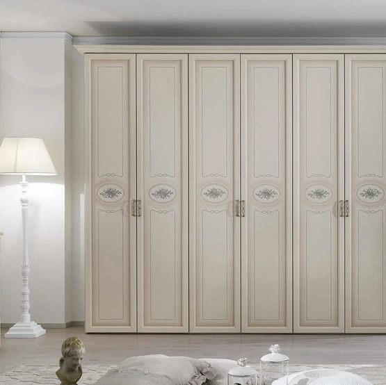 Armadio classico finitura beige patinato con decori floreali Demetra DE11 di MCSMobiliArmadio classico finitura beige patinato con decori floreali Demetra 11 di MCSMobili