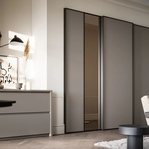 Armadio Nuit 03 in laccato opaco con inserto a specchio di SantaLucia