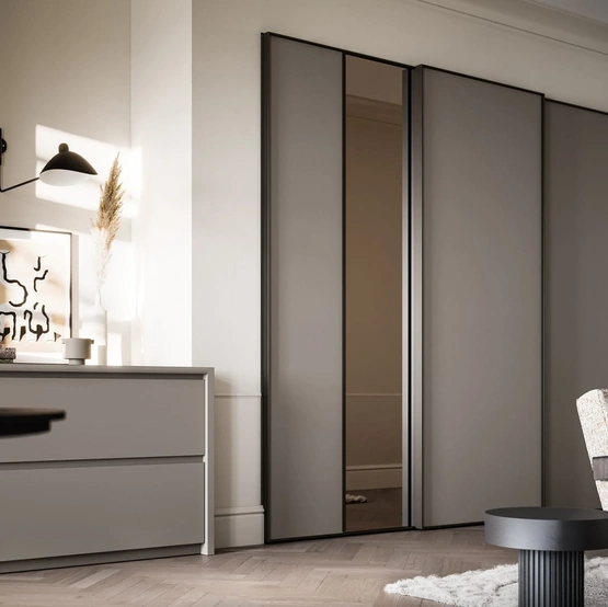 Armadio Nuit 03 in laccato opaco con inserto a specchio di SantaLucia