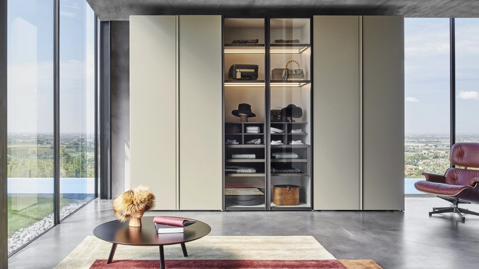 Armadio Scrigno Laccato con ante centrali in vetro di Sangiacomo