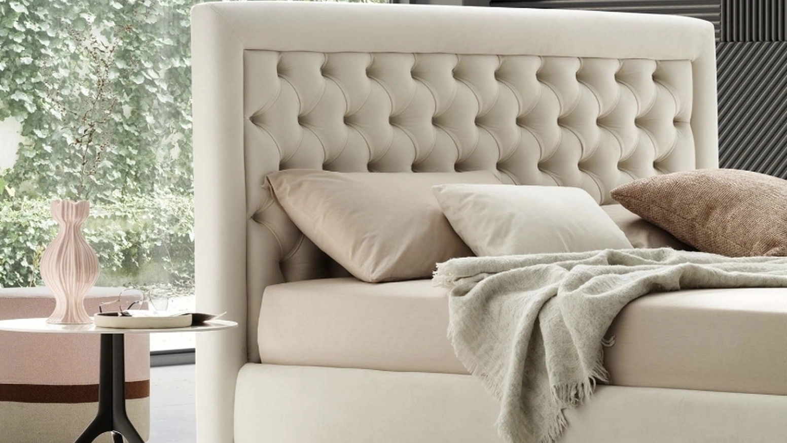 Letto Monet imbottito e trapuntato di Le Comfort