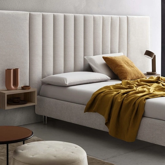 Letto Tile in tessuto imbottito di Le Comfort
