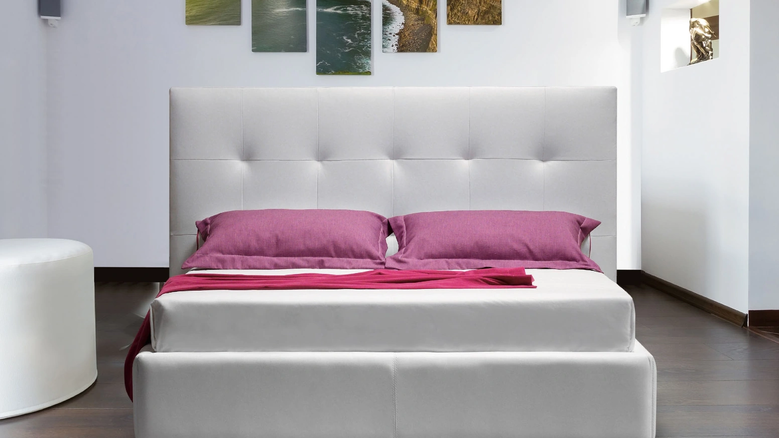 Letto Wall in pelle con testiera trapuntata di Nicoletti Home