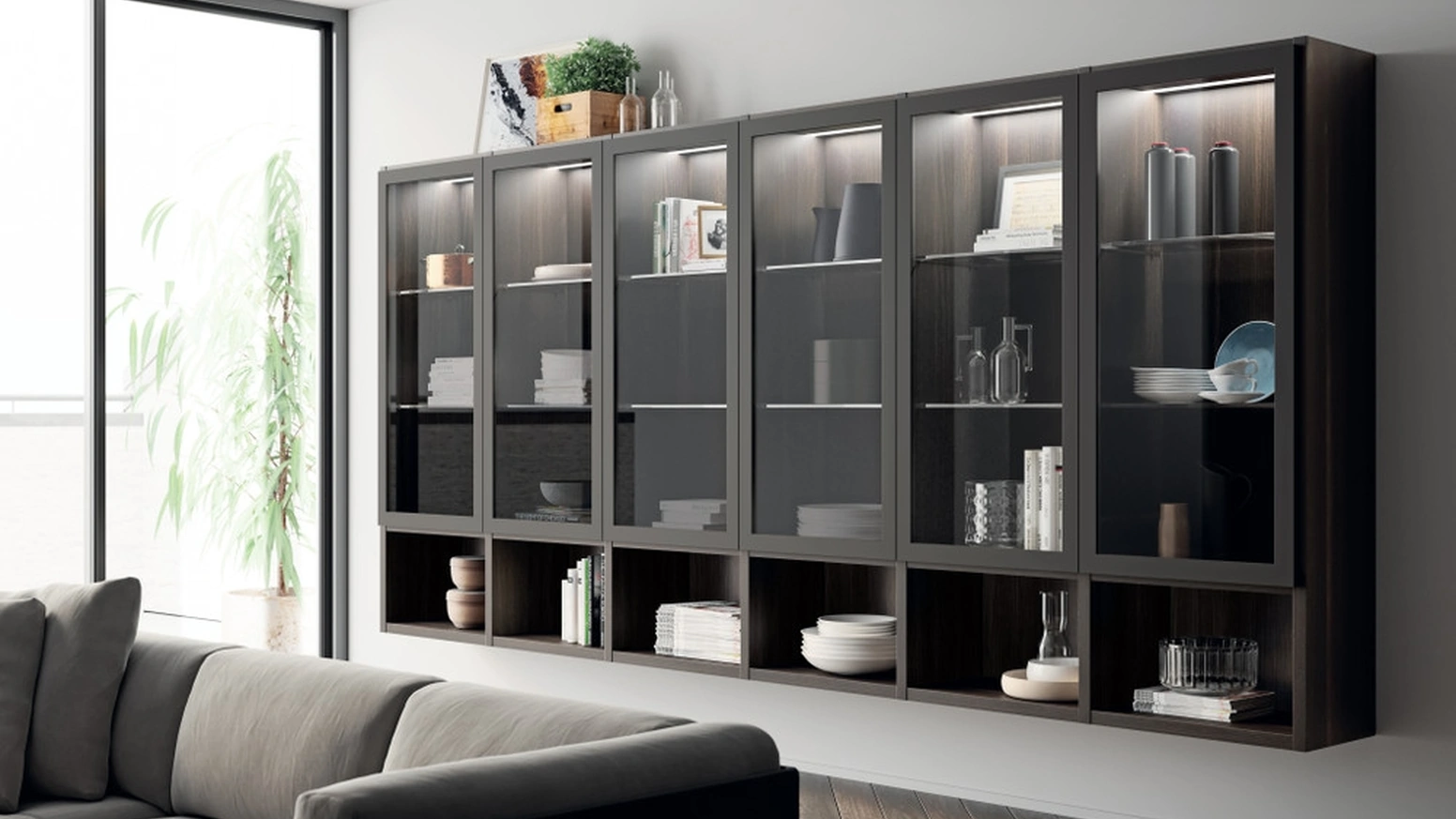Libreria sospesa Living Carattere in melaminico Larice Nuance con ante in vetro di Scavolini