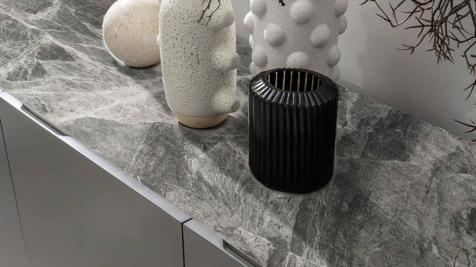 Madia Pegaso in MDF finitura Grigio scuro con top in ceramica marmo grigio con venature vistose di Stones