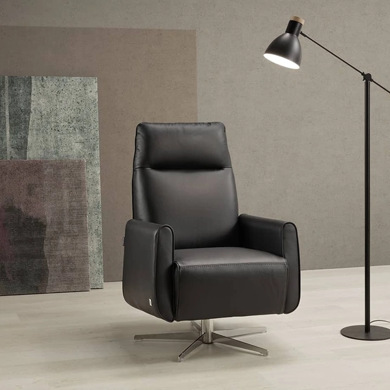 Poltrona girevole in pelle Lizzy di Egoitaliano