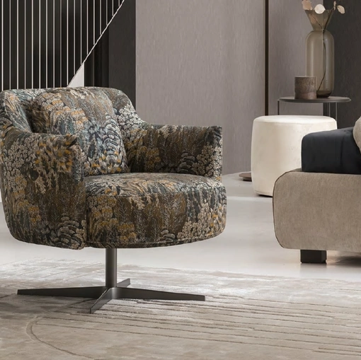 Poltrona girevole in tessuto con motivo floreale Shelley di Le Comfort