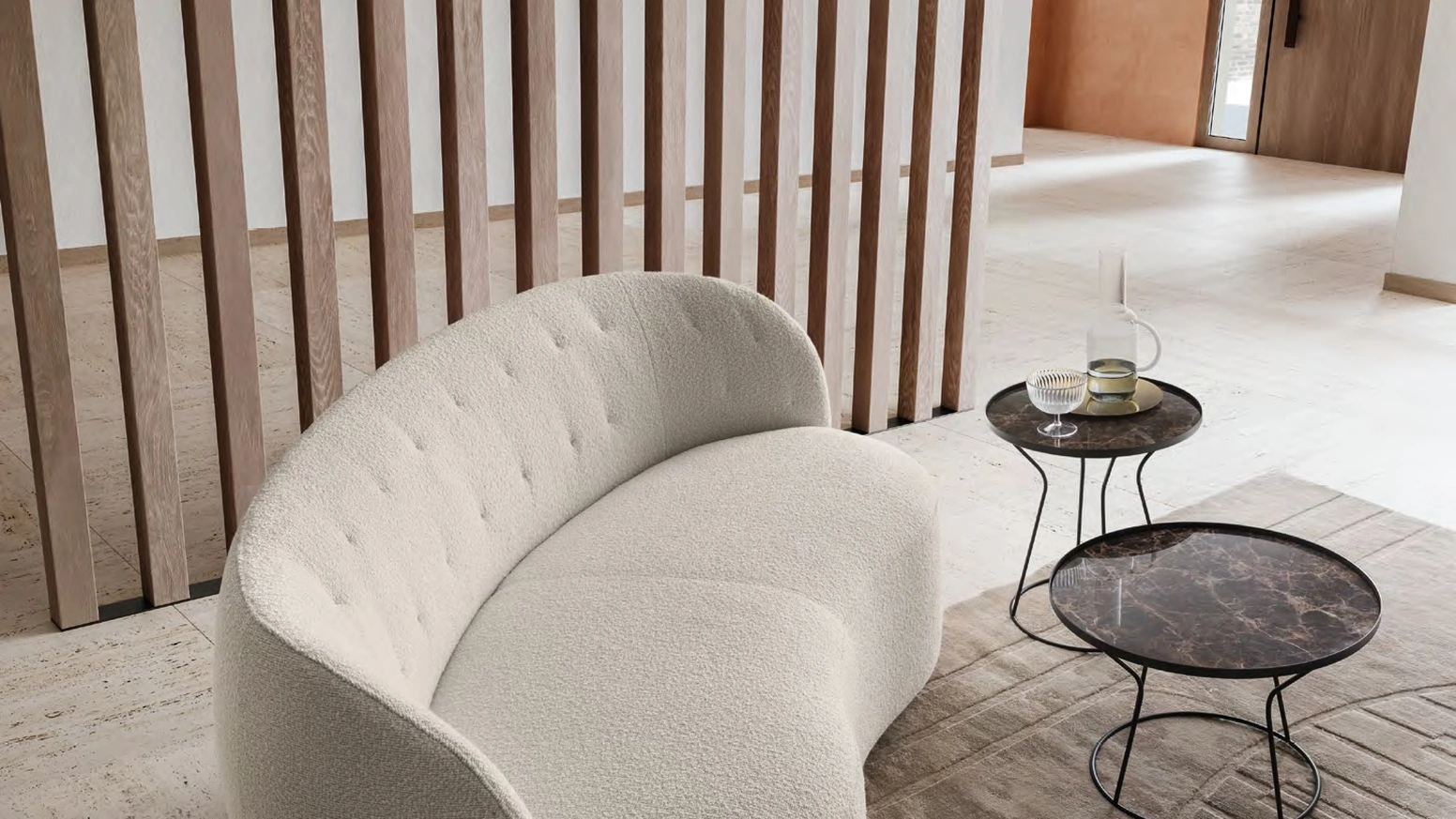 Divano lineare Moby Loveseat in tessuto di Le Comfort