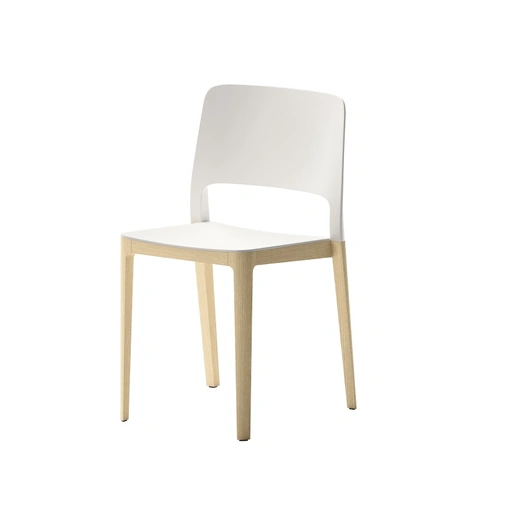 Sedia impilabile Atelier in polipropilene con struttura in legno di Veneta Cucine