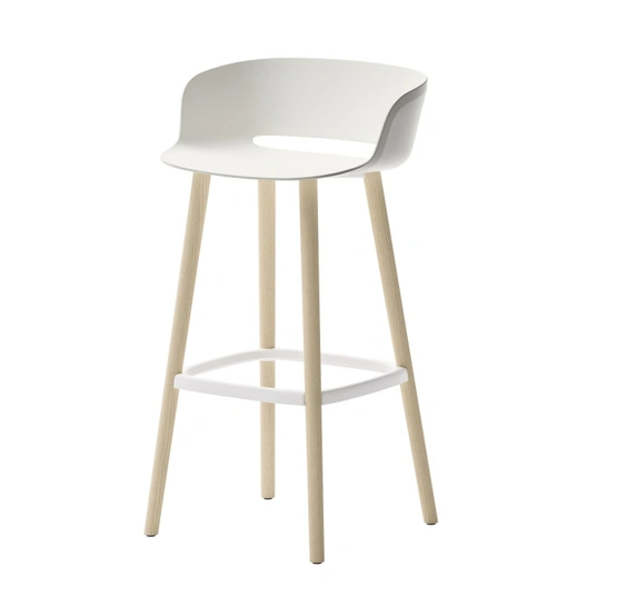 Sgabello Babila in tecnopolimero con struttura in legno di Veneta Cucine