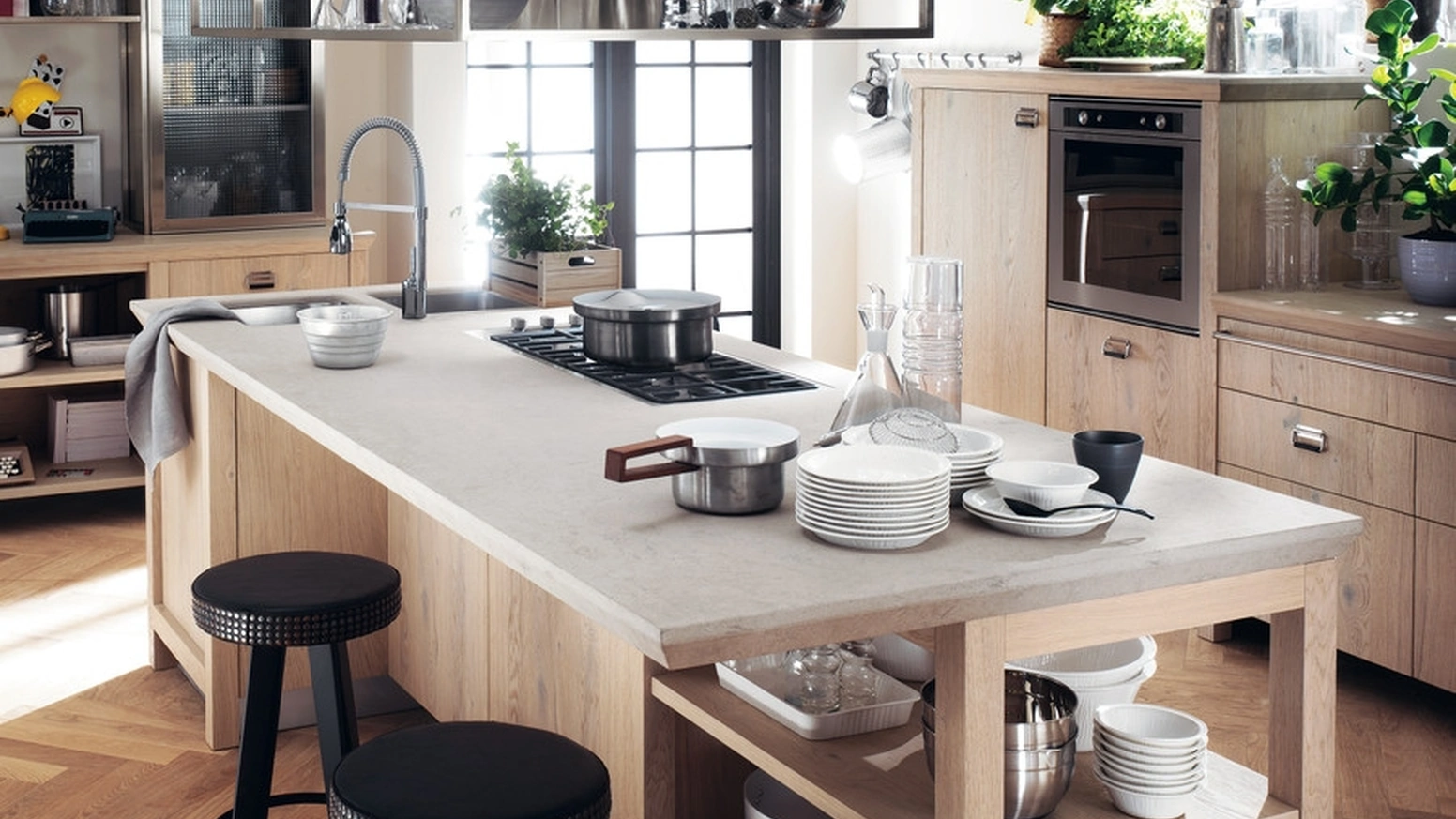 Sgabello Barstud con seduta in pelle con borchie di Scavolini