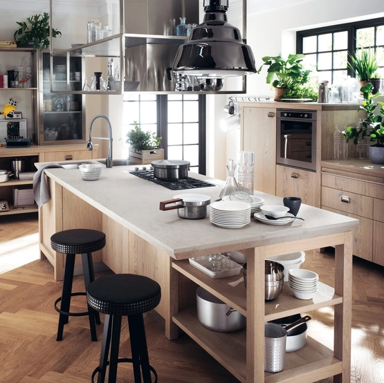 Sgabello Barstud con seduta in pelle con borchie di Scavolini