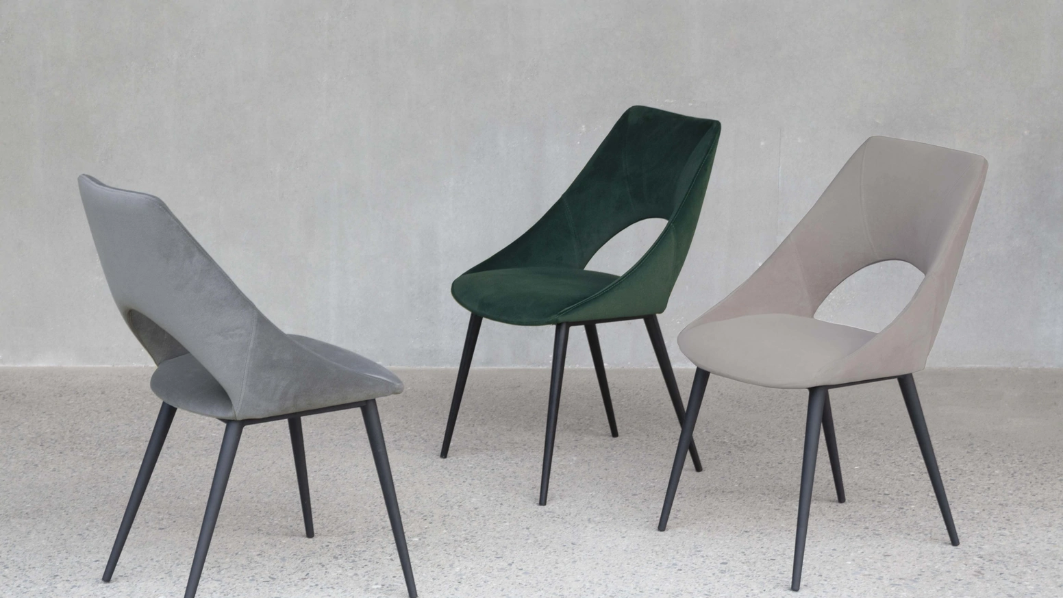 Sedia Barcellona rivestita in velluto con base in metalo verniciato nero di La Seggiola