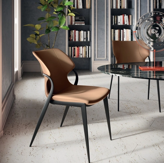 Sedia Batlò in pelle di Scavolini