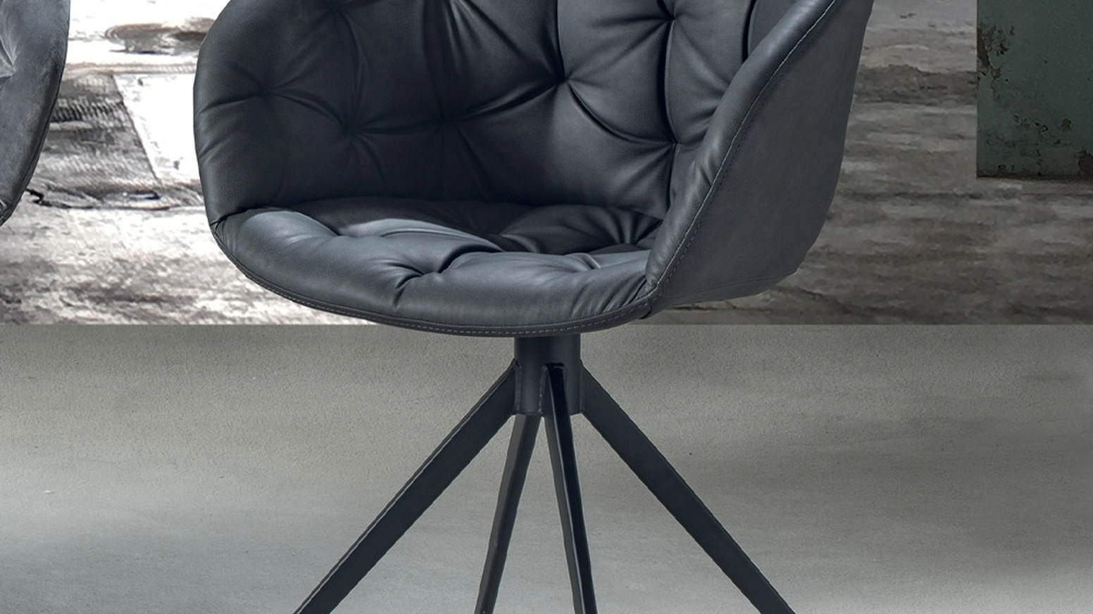 Sedia Cabiria Classic in ecopelle imbottita e trapuntata effetto Nabuk grigio di La Seggiola