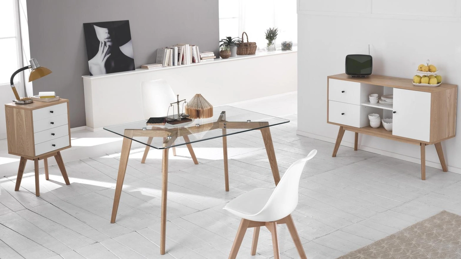 Sedia Carlotta in polipropilene con seduta imbottita rivestita in ecopelle e gambe in legno di faggio di Stones