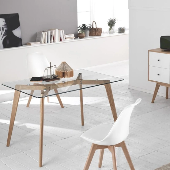 Sedia Carlotta in polipropilene con seduta imbottita rivestita in ecopelle e gambe in legno di faggio di Stones